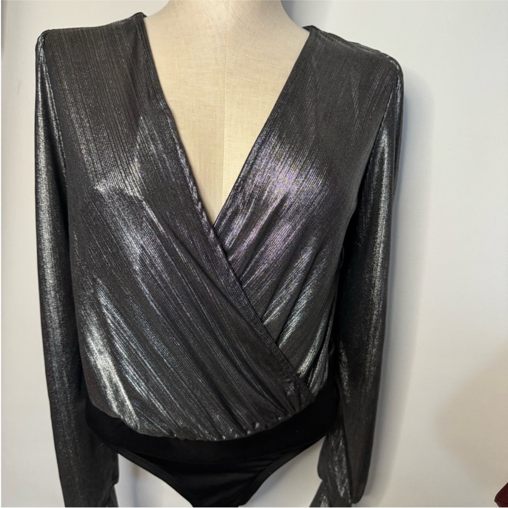 NWT Good Luck Gem Silver Metallic Puffy Long Sleeve Open Back Blouse
Bodysuit S - Picture 4 of 5